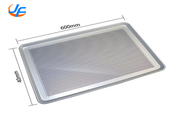 RK Bakeware China-601828 Full Size 16 Gauge 18&quot; x 26&quot; Wire in Rim Aluminum Perforated Bun / Sheet Pan (Προσωπικό μέγεθος 16&quot; x 26&quot;)