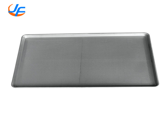 RK Bakeware China-601828 Full Size 16 Gauge 18&quot; x 26&quot; Wire in Rim Aluminum Perforated Bun / Sheet Pan (Προσωπικό μέγεθος 16&quot; x 26&quot;)